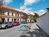 Prodej činžovní dům 3 bytové jednotky, garáž, bazén , vinárna v historické části města Kroměříž, cena 16900000 CZK / objekt, nabízí 